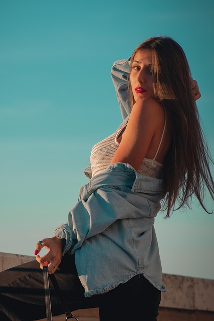 persona entregando guía de hábitos y seguimiento